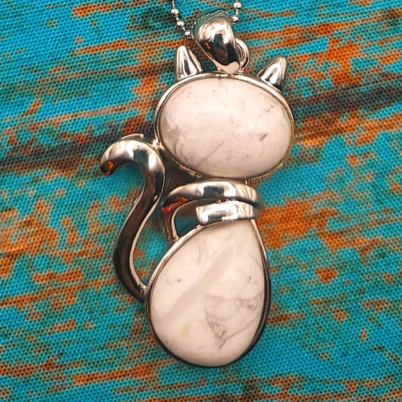 NWOT White Turquoise Crystal Cat Pendant on 925 Silver Chain - Picture 1 of 2